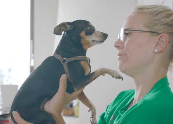 Eline De Munck knuffelt met hondje Odette