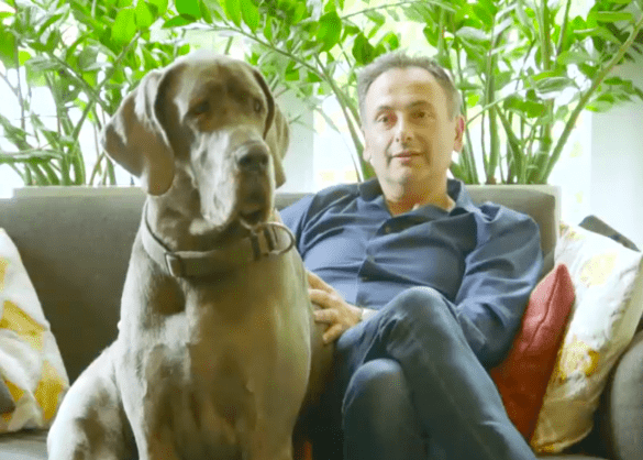 Faroek zit in de zetel met zijn Duitse dog Norah