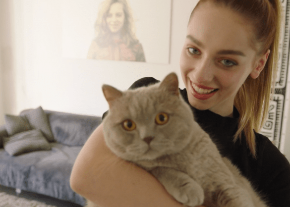 Camille Dhont met haar Brits korthaar Moustache