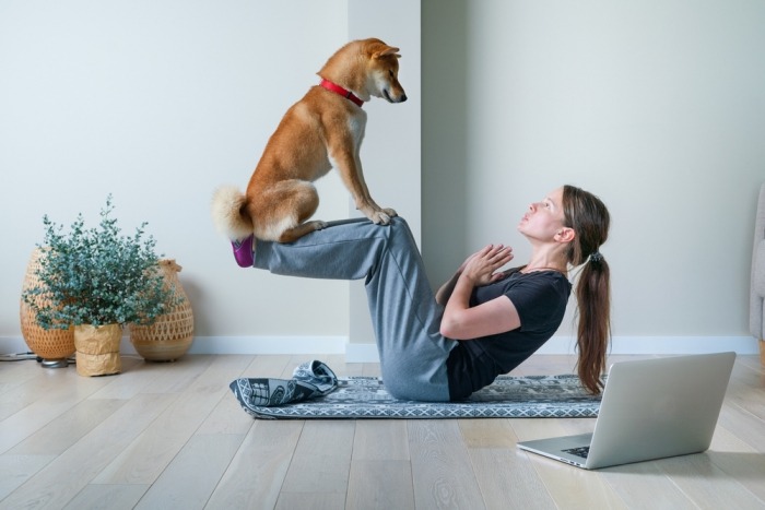 Vrouw doet yoga met haar hond
