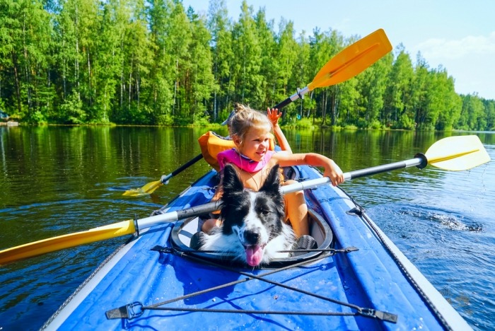 Hond met kind in kayak