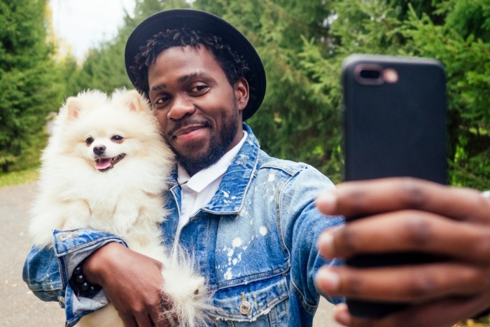 Man maakt een selfie met zijn hondje