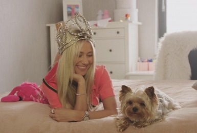 Celine met Ralph op bed 