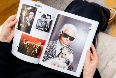 Magazine met foto van Choupette en Karl Lagerfeld