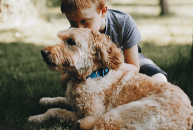Kind knuffelt hond