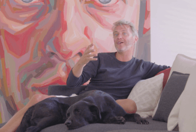 Kürt Rogiers zit in de zetel met zijn hond Waf 