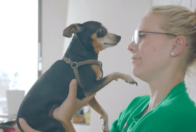 Eline De Munck knuffelt met hondje Odette